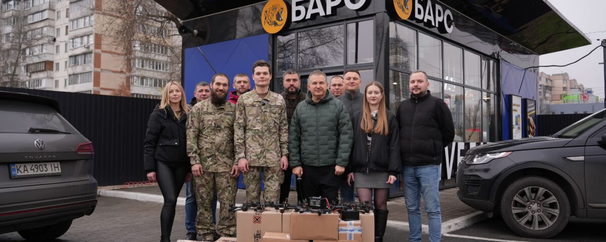 ГО «Кіноспілка» разом з мережею АЗК БАРС передали 80 FPV-дронів до Центру спеціального призначення «Омега» Національної гвардії України.