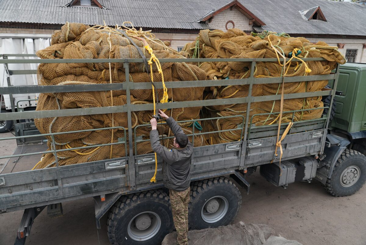 Волонтери Кіноспілки завантажують антидронові сітки