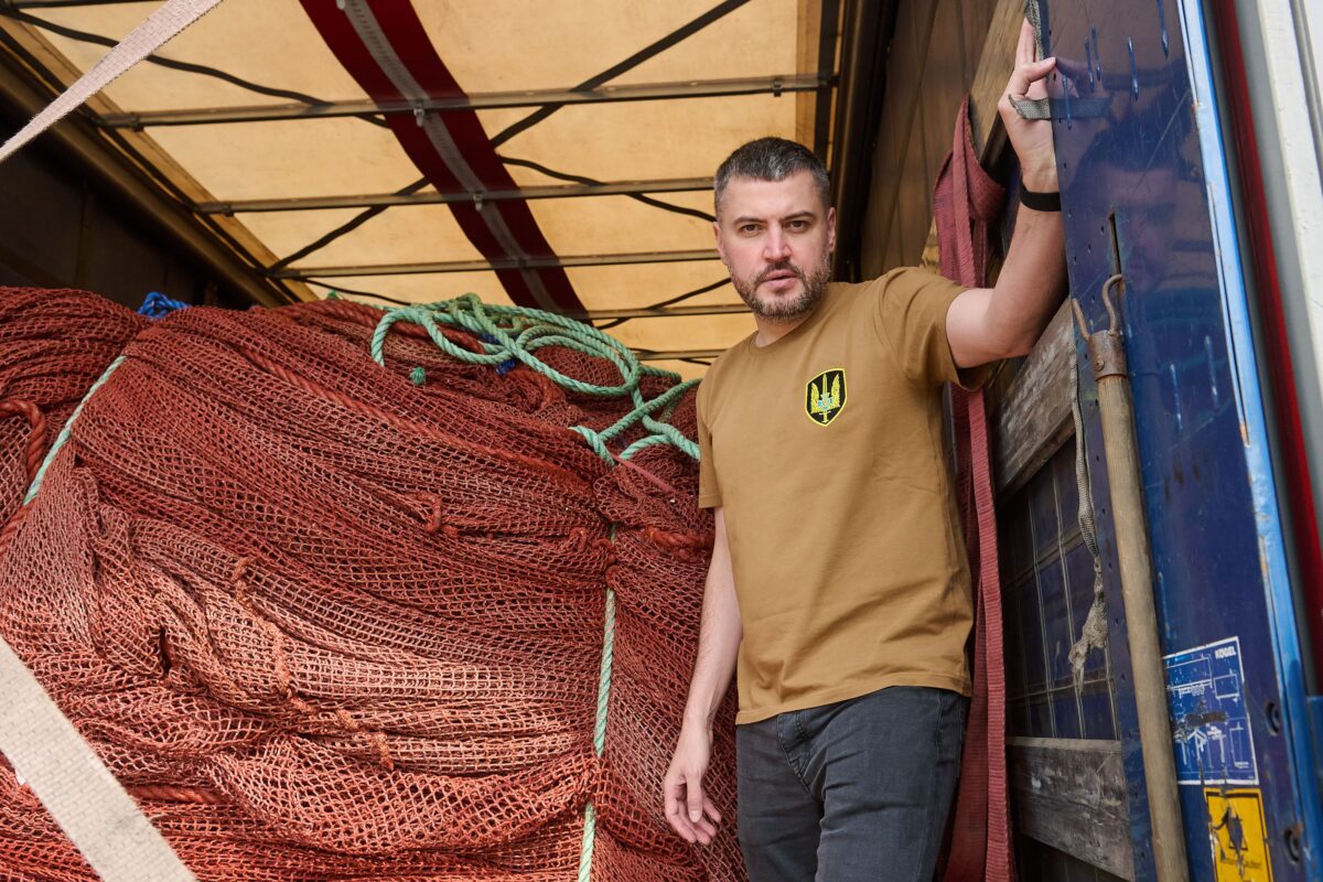Артем Колюбаєв, голова правління Кіноспілки, під час передачі антидронових сіток