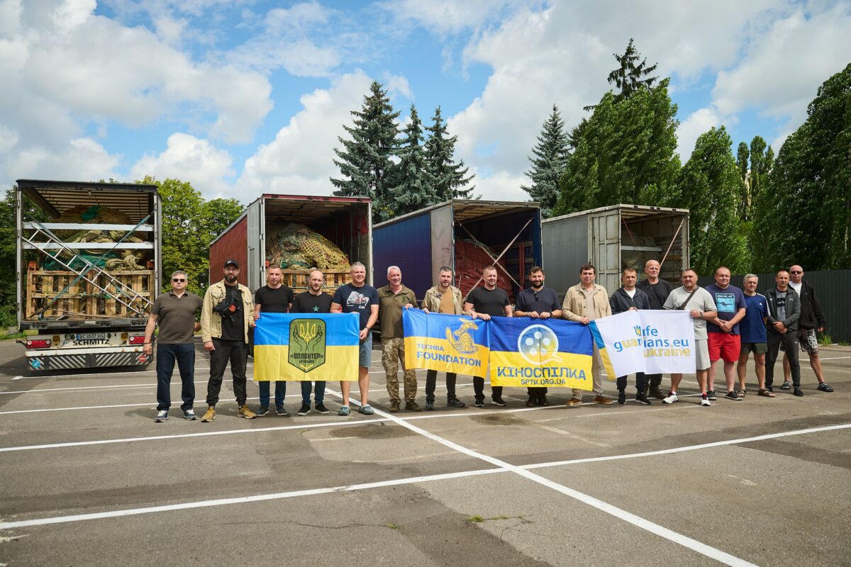 Команда Кіноспілки разом з партнерами під час передачі антидронових сіток на фронт 